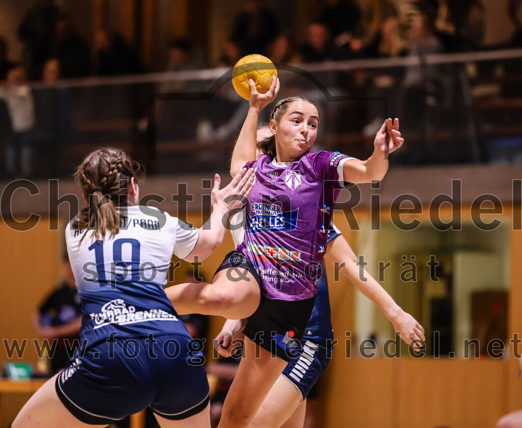 2024-11-24_115_SpVgg_Altenerding_gegen_HC_Donau-Paar_II | Erding, Deutschland, 24.11.2024:Handball, Bezirksoberliga Frauen Altbayern 2024 / 2024, 6. Spieltag, SpVgg Altenerding gegen HC Donau/Paar II, Endergebnis: 24:24Sandra Geßner (HC Donau/Paar, #19), Lena Prem (SpVgg Altenerding, #5)Foto: Christian Riedel / fotografie-riedel.net