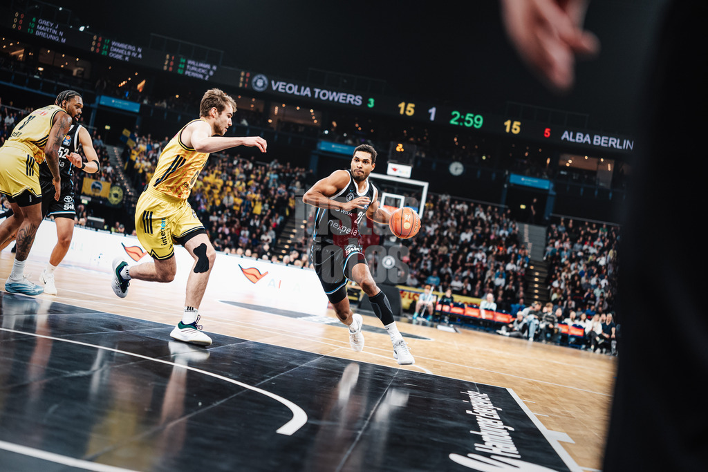 Basketball | Männer | Saison 2025/2026 | easyCredit Basketball Bundesliga | Veolia Towers Hamburg vs. ALBA BERLIN | 14.12.2025 | Kenneth Ogbe (#25, Veolia Towers Hamburg) am Ball