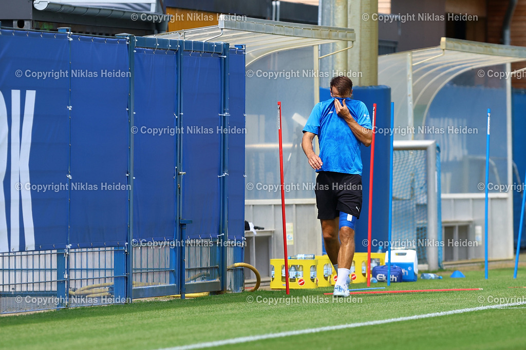 NH_HolsteinKiel_Training_29072025 | #22 Stefan Schwab (Holstein Kiel) musste das Training mindestens stark angeschlagen, eher verletzt und bandagiert abbrechen.Fußball I Herren I Training I Saison 2025-2026 I Holstein Kiel I 29.07.2025 I Citti-Fußballpark