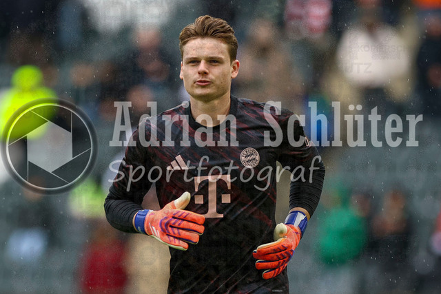 Borussia Mönchengladbach vs FC Bayern München - Bundesliga  | Mönchengladbach, Deutschland, 25.10.25:   Jonas Kurt Urbig (FC Bayern München) schaut waehrend des Spiels der Bundesliga zwischen Borussia Mönchengladbach vs FC Bayern München im Stadion im Borussia Park(Foto von Brauer-Fotoagentur / Adrian Schlueter)