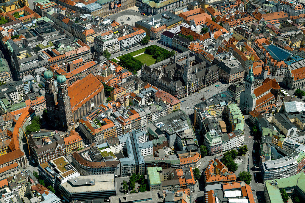 2810268 | Frauenkirche und Marienplatz in München