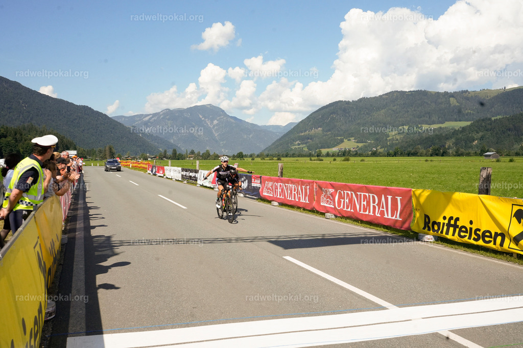839_20230817_Bewerb_Maenner_Muehlanger | AUT - OESTERREICH, 2023-08-16: SPORT RENNRAD-FAHREN - 55. INTERNATIONALER RADWELTPOKAL IN ST. JOHANN IN TIROL  - Vintage-Radrennen mit WM-Bronze-Medaillen-Siegerin Christina Schweinberger, den Teilnehmer und Alexander Baumann (vom Orginastions-Team) - TAG 2 BEWERB MAENNER IN SECHS GRUPPEN  ; Foto: Roland Muehlanger