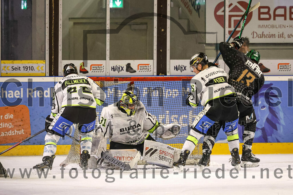 2024-02-23_073_TSV_Erding_gegen_ERSC_Amberg | Erding, Deutschland, 23.02.2024:
Eishockey, Bayernliga Playoffs 2023 / 2024, 3. Spieltag, TSV Erding gegen ERSC Amberg, Endergebnis: 2:3 n. V.

Andreas Pielmeier (ERSC Amberg, #72), Torwart Timon Bätge (ERSC Amberg, #31), Felix Feder (ERSC Amberg, #76), Michael Franz (Erding Gladiators, #13)

Foto: Christian Riedel / fotografie-riedel.net
