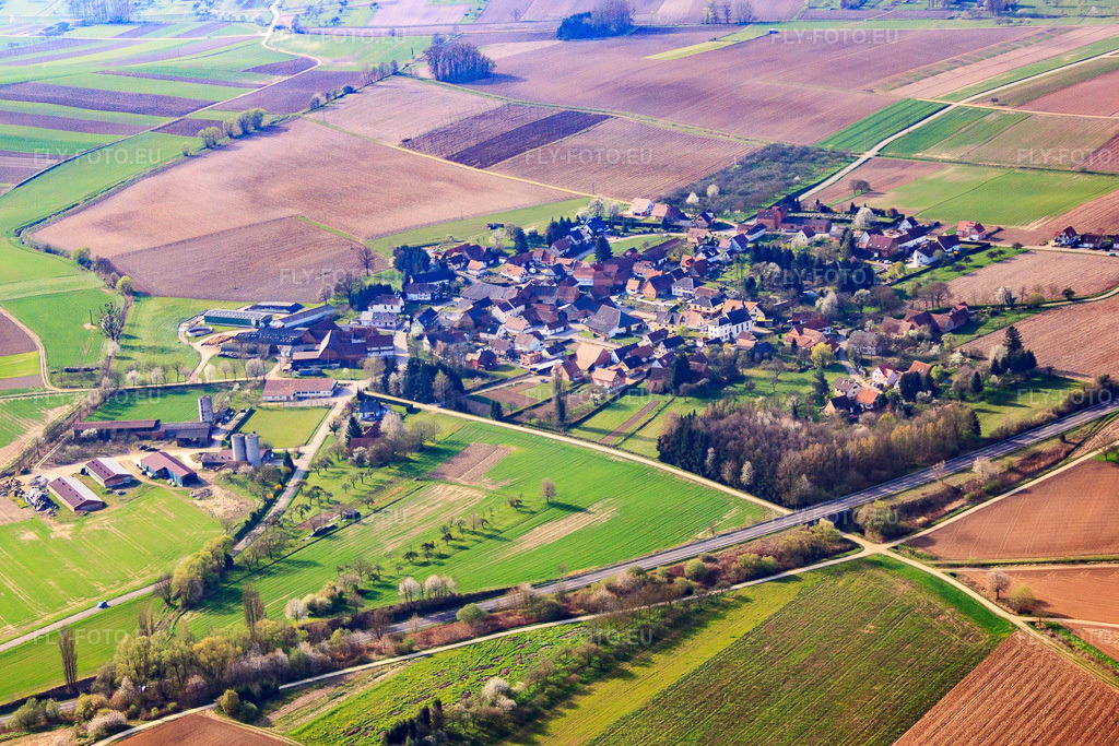 Vue aérienne: Vue de la ville depuis le nord-ouest à Betschdorf dans le département Bas Rhin, France – .Photo: IMG_63803.jpg prise le 30/03/2014 par Werner Riehm/FLY-FOTO.eu – Résolution de l'original: 4270 x 2847 px