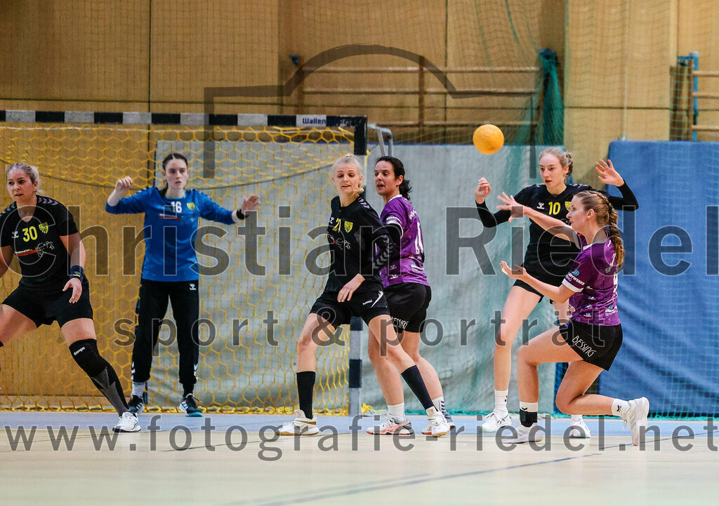 2023-12-17_084_SpVgg_Altenerding_II_gegen_HF_Scheyern | Erding, Deutschland, 17.12.2023:
Handball, Bezirksliga Frauen Altbayern 2023 / 2024, 9. Spieltag, SpVgg Altenerding II gegen HF Scheyern, Endergebnis: 22:26

Torfrau Karolin Kollmar (HF Scheyern, #16), Kati Gottschalk (SpVgg Altenerding, #11), Alena Seubert (HF Scheyern, #10)

Foto: Christian Riedel / fotografie-riedel.net