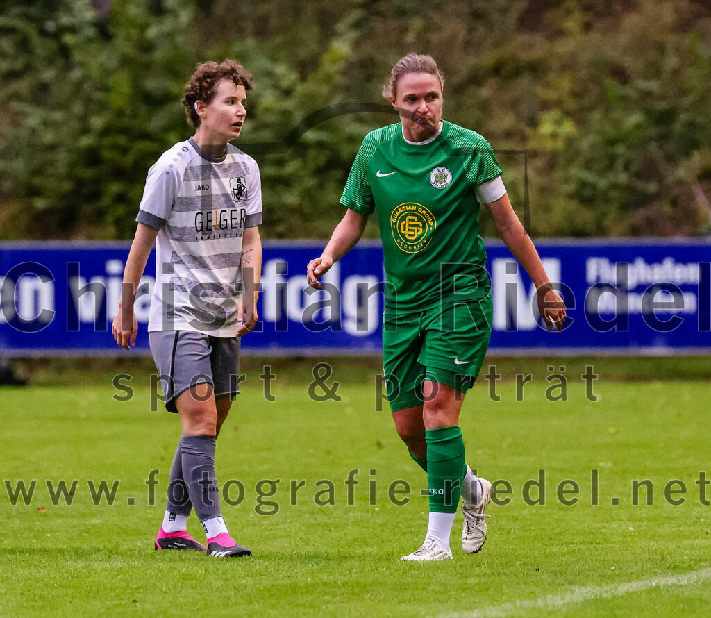 2023-10-07_093_FC_Forstern_gegen_TSV_Schwaben_Augsburg | Forstern, Deutschland, 07.10.2023:
Fußball, Frauen Bayernliga 2023 / 2024, 6. Spieltag, FC Forstern gegen TSV Schwaben Augsburg, Endergebnis: 1:6

Tamara Schneider (TSV Schwaben Augsburg, #21), Franziska Stimmer (FC Forstern, #9)

Foto: Christian Riedel / fotografie-riedel.net