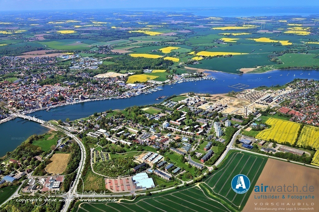 Kappeln an der Schlei, Ellenberg abseits des Massentourismus - Luftbild | Kappeln an der Schlei bietet zahlreiche Geheimtipps, die abseits des Massentourismus die Region auf eine authentische Weise entdecken lassen. Ein besonderer historischer Ort ist der Heringszaun, ein über 600 Jahre altes Fischfanggerät aus dem 15. Jahrhundert, das als einzigartiges europäisches Beispiel gilt und denkmalgeschützt ist. Er kann am besten von der Schleibrücke oder vom Hafen aus betrachtet werden. Die Stadt ist auch bekannt für ihre Heringstage, die jährlich an Himmelfahrt stattfinden und auf die Tradition des Heringszauns zurückgehen.
