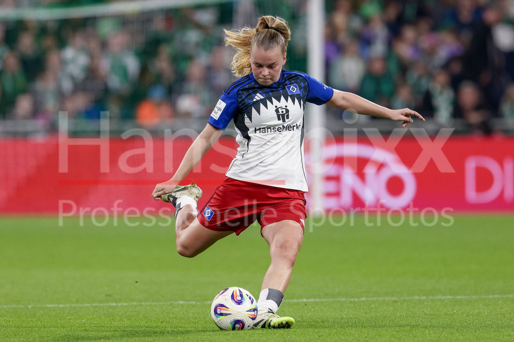 Fussball, Google Pixel Frauen-Bundesliga, SV Werder Bremen - Hamburger SV | Svea Stoldt (Hamburger SV, 8) am Ball, Freisteller, Einzelbild, Ganzkörper, Aktion, Action, Spielszene, DIE DFB-RICHTLINIEN UNTERSAGEN JEGLICHE NUTZUNG VON FOTOS ALS SEQUENZBILDER UND/ODER VIDEOÄHNLICHE FOTOSTRECKEN. DFB REGULATIONS PROHIBIT ANY USE OF PHOTOGRAPHS AS IMAGE SEQUENCES AND/OR QUASI-VIDEO.