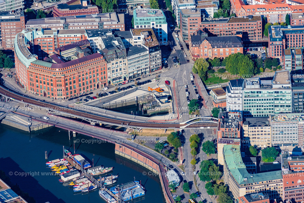 Hamburg_Helikopter_Luftrettung_Christoph_über_HamburgELS_1972220922 | HAMBURG 22.09.2022 Helikopter - Rettungs Hubschrauber " Christoph 29 " im Fluge über dem Luftraum in Hamburg, Deutschland. // Helicopter in flight " Christoph 29 " over the air space in Hamburg, Germany. Foto: Martin Elsen