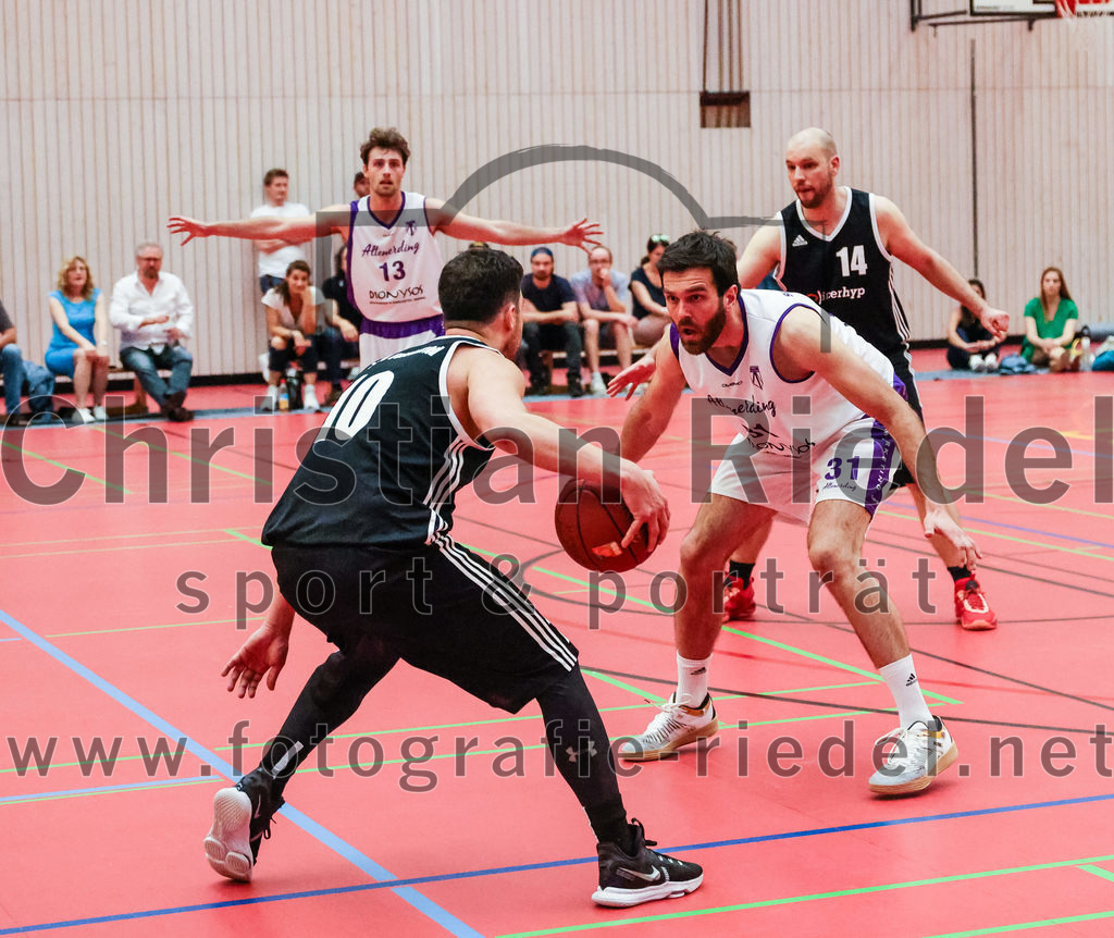 2022-05-15_124_SpVgg_Altenerding_gegen_TSV_Muenchen-Forstenried | Erding, Deutschland, 15.05.2022:
Basketball, Bezirksliga 2021 / 2022, Play-Offs, SpVgg Altenerding gegen TSV München-Forstenried, Endergebnis: 55:57

Tarek Lamar (TSV München-Forstenried, #10), Sasa Sukovic (SpVgg Altenerding, #31)

Foto: Christian Riedel / fotografie-riedel.net