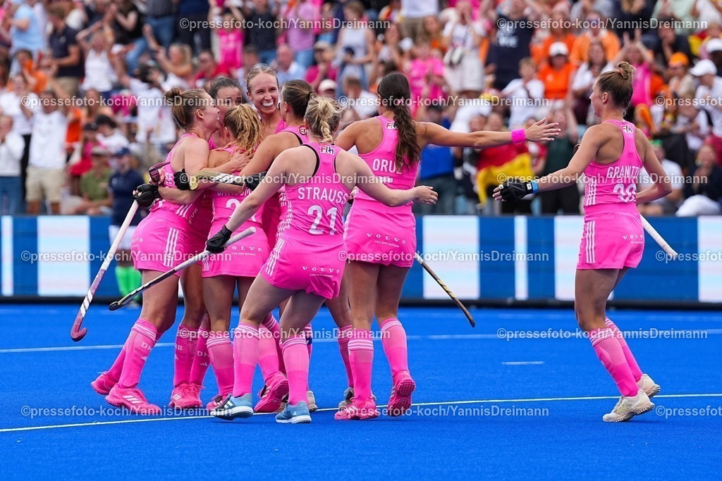 xydrx17082503043 | 17.08.2025, xydrx, Frauen EuroHockey Championship 2025, Finale, Niederlande - Deutschland, Sparkassenpark Mönchengladbach: Torjubel nach dem Tor zum 1:2 für die Deutsche Nationalmannschaft durch Torschütze Lisa Nolte (GER #10) zusammen mit Lena Micheel (GER #11) Emma Davidsmeyer (GER #23) und Johanna Hachenberg (GER #25)