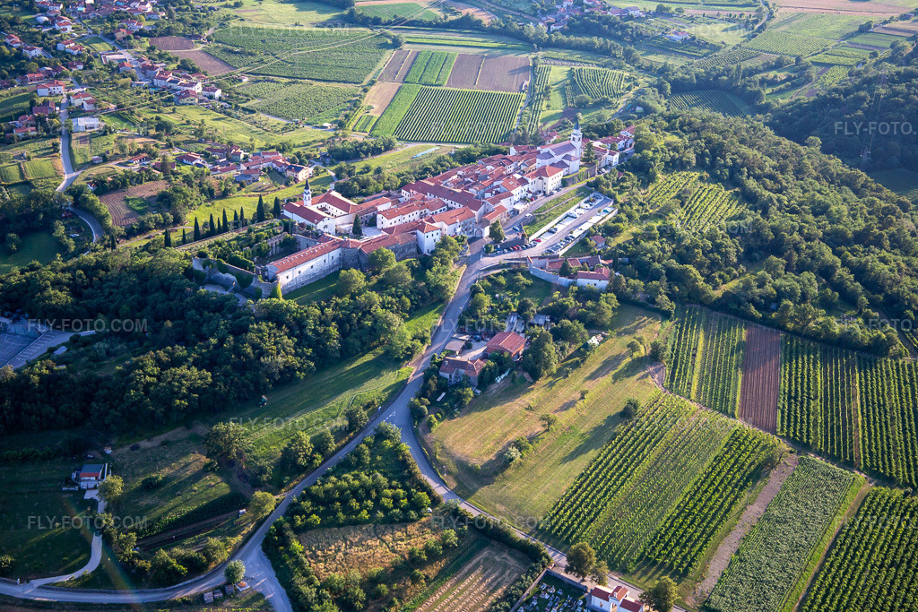 Aerial view: Schloss Heilig Kreuz / Grad [§2] in the district Vipavski Križ in Ajdovščina in the state Slovenia, Slovenia.Photo: IMG_137512.jpg taken on 07/14/2023 by Werner Riehm/FLY-FOTO.comResolution of the original: 5472 x 3648 pxVipavski Križ - vodeni ogledi, degustacije, turizem, dogodki, doživetja,
