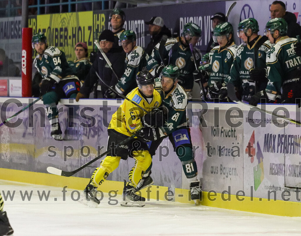 2025-12-28_065_TSV_Erding_gegen_onesto_Tigers_Bayreuth | Erding, Deutschland, 28.12.2025:Eishockey, Oberliga Süd 2025 / 2026, 31. Spieltag, TSV Erding gegen onesto Tigers Bayreuth, Endergebnis: 6:5 n.V.Alexander Barber (onesto Tigers Bayreuth, #6), Maximilian Forster (Erding Gladiators, #81)Foto: Christian Riedel / fotografie-riedel.net