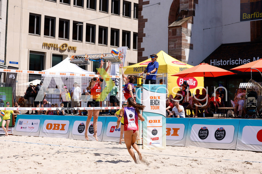Obi BeachTour 2026 - Basel | BASEL, SWITZERLAND - JULY 18: NADINE DEMIERRE (SUI) attack / spike against LINDA ABBÜHL (SUI) block during the Obi BeachTour 2026 match between BOSSART / ABBÜHL (SUI) and FLÜCKIGER / DEMIERRE (SUI) at Barfüsserplatz on July 18, 2026 in Basel, Switzerland. - Realisiert mit Pictrs.com