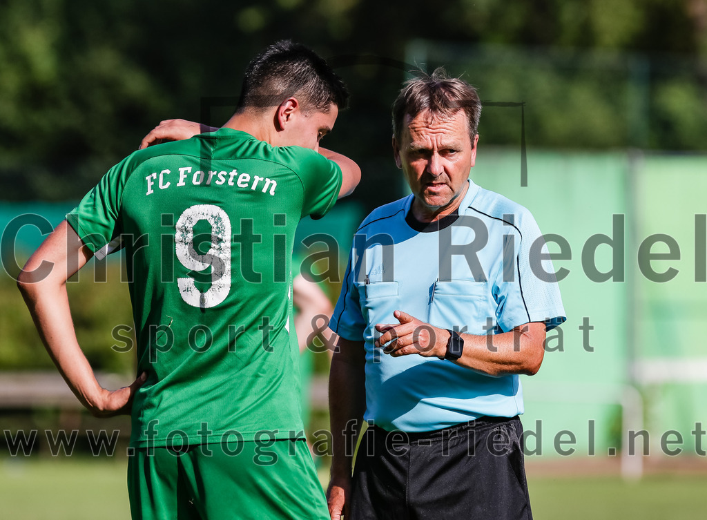 2023-07-09_091_FC_Forstern_gegen_SpVgg_Neuching | Forstern, Deutschland, 09.07.2023:
Fußball, Kreisklasse 2023 / 2024, Testspiel, FC Forstern gegen SpVgg Neuching, Endergebnis: 2:4

Mikail Can (FC Forstern, #9), Schiedsrichter Christian Trompke

Foto: Christian Riedel / fotografie-riedel.net