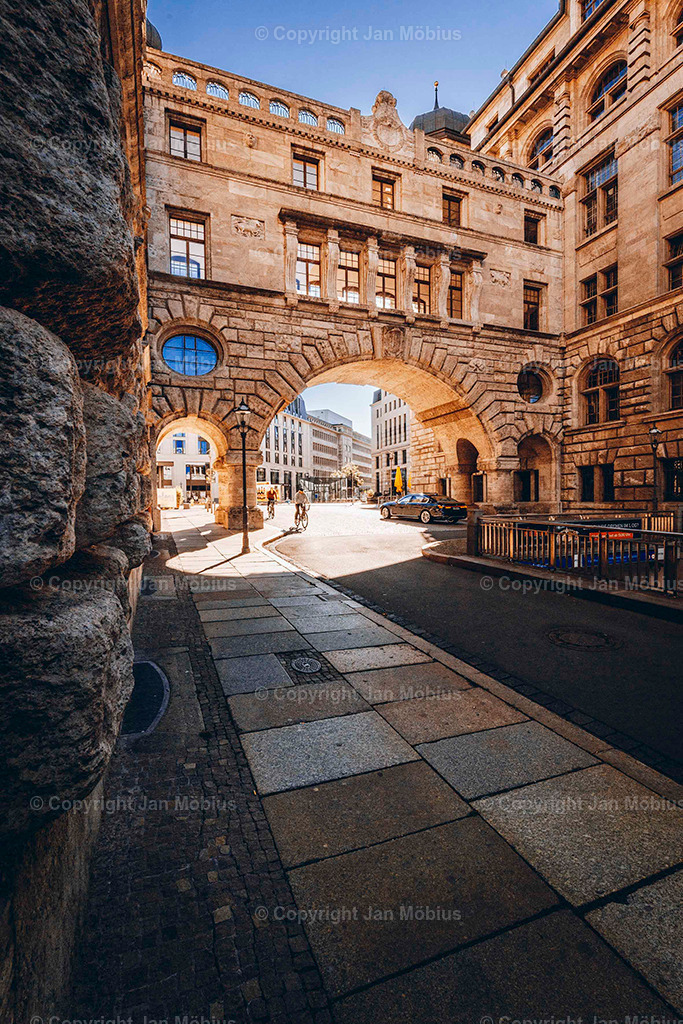Neue Rathaus Leipzig | Das Neue Rathaus Leipzig beeindruckt mit monumentaler Architektur, historischem Flair und zentraler Lage. Es zählt zu den markantesten Wahrzeichen der Stadt und ist ein beliebter Fotospot - Realisiert mit Pictrs.com