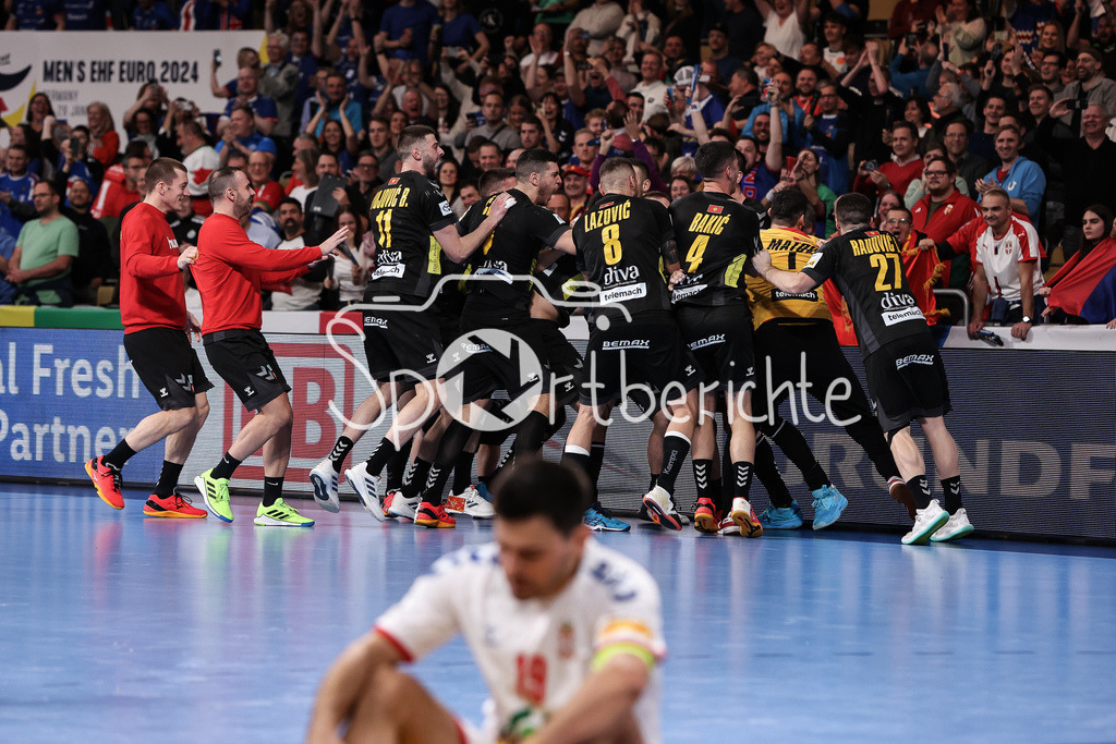 Serbien - Montenegro | Grenzenloser Jubel der Montenegriener nach dem Sieg gegen Serbien im letzten Gurppenspiel / Nemanja GRBOVIC (MNE #90) / Freude / Happy