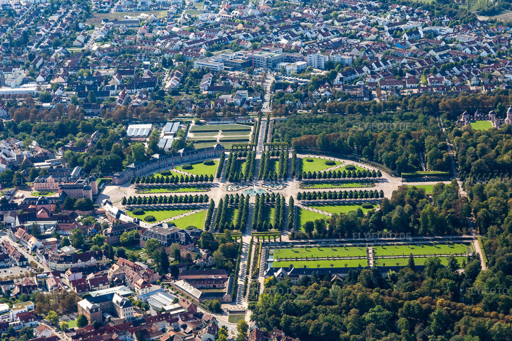 Luftbild: Schlossgarten und Barockschloß Schwetzingen in Schwetzingen im Bundesland Baden-Württemberg in Deutschland. Foto: IMG_122798.jpg vom 11.09.2020 durch Werner Riehm/FLY-FOTO.de