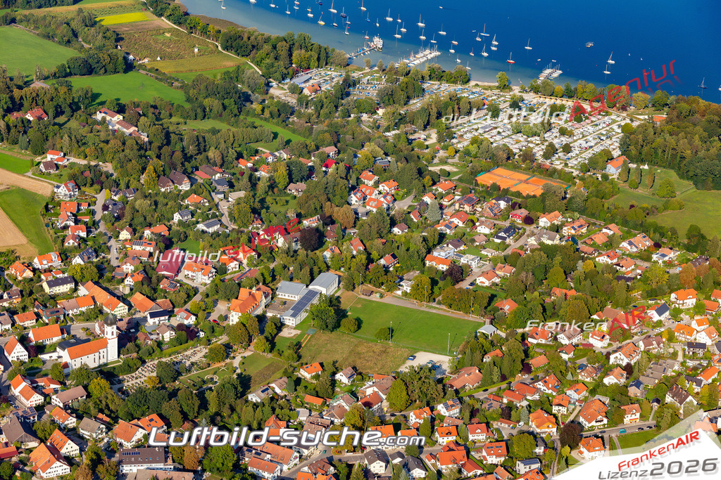 Aktuelles Luftbild von  Utting am Ammersee - Die Luftaufnahme wurde 2020 mittels UL-Flugzeug erstellt ( keine Drohne ) - hochauflösende Kamera-Systeme von  Canon -Beste Qualität - Für grossformatige Ausdrucke geeignet. Die Geschenkidee !