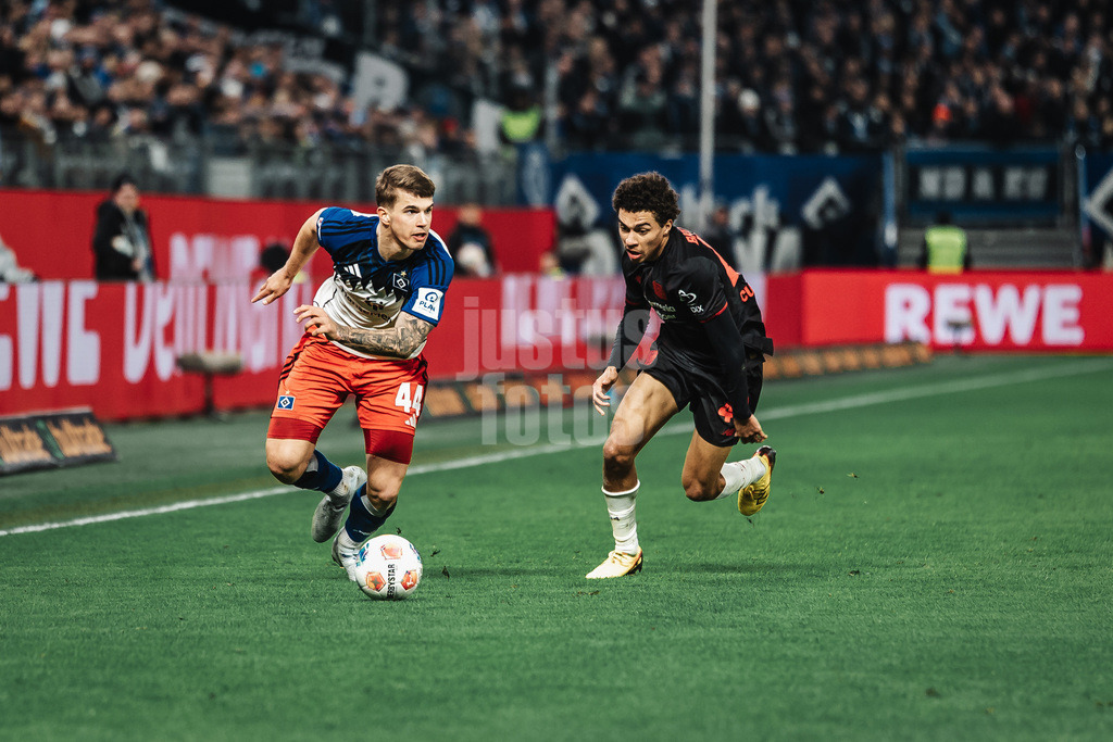 Fußball | Männer | Saison 2025/2026 | 1. Fußball-Bundesliga | 17. Spieltag | Hamburger SV vs. Bayer 04 Leverkusen | 04.03.2026 | v.l. Luka Vuskovic (#44, HSV) gegen Montrell Culbreath (#42, Bayer 04 Leverkusen)