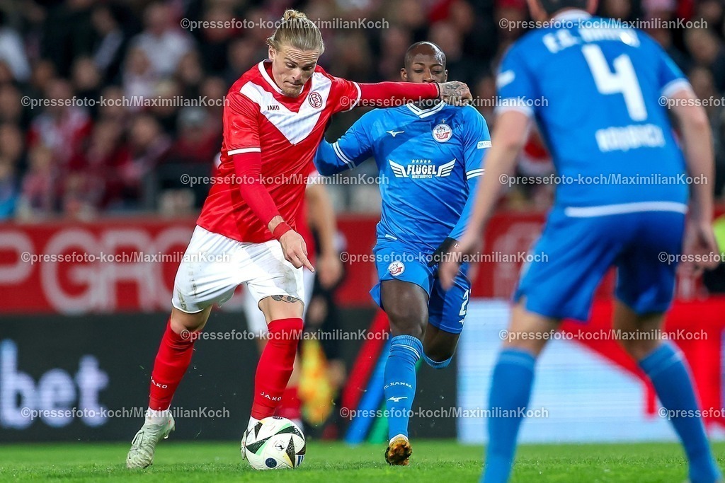 RWE06042501151 | 2025.04.06, Fußball, 3.Liga, Rot-Weiss Essen - FC Hansa Rostock, Stadion Hafenstraße, Saison 2024 2025: Tom Moustier (RWE #28) im Zweikampf gegen Christian Kinsombi (FC Hansa Rostock #27) DFB regulations prohibit any use of photographs as image sequences and or quasi-video.