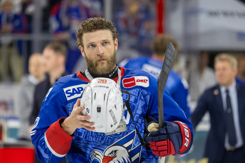 DEL, Deutsche Eishockey Liga Saison 2025/26, Playoff-Finale, Spiel 5: Adler Mannheim gegen Eisbären Berlin | DEL, Deutsche Eishockey Liga Saison 2025/26, Playoff-Finale, Spiel 5: Adler Mannheim gegen Eisbären Berlin***Hayden Shaw (82, Mannheim) nach Spielende - Realisiert mit Pictrs.com
