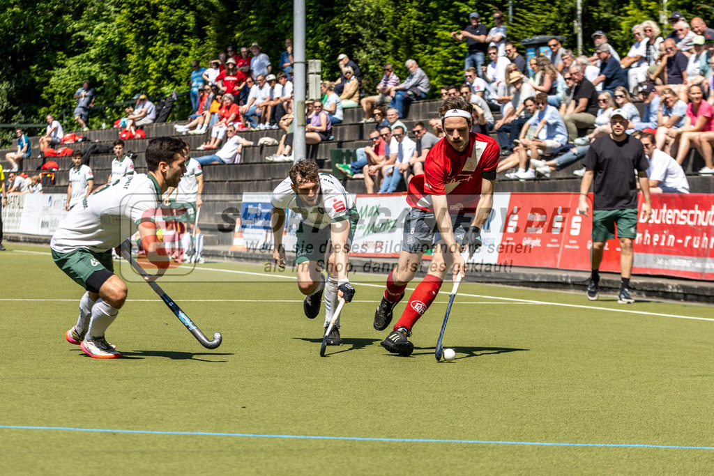 MJ_2024-.05-11-H-HTCU-Alster-23 | Anton Boeckel (Der Club an der Alster #8), Lukas Mertgens (Uhlenhorst Mülheim #18) & Lukas Windfeder (Uhlenhorst Mülheim #6), Uhlenhorst Mülheim - Der Club an der Alster am 11.5.2024 im Waldstadion, Mülheim a. d. Ruhr