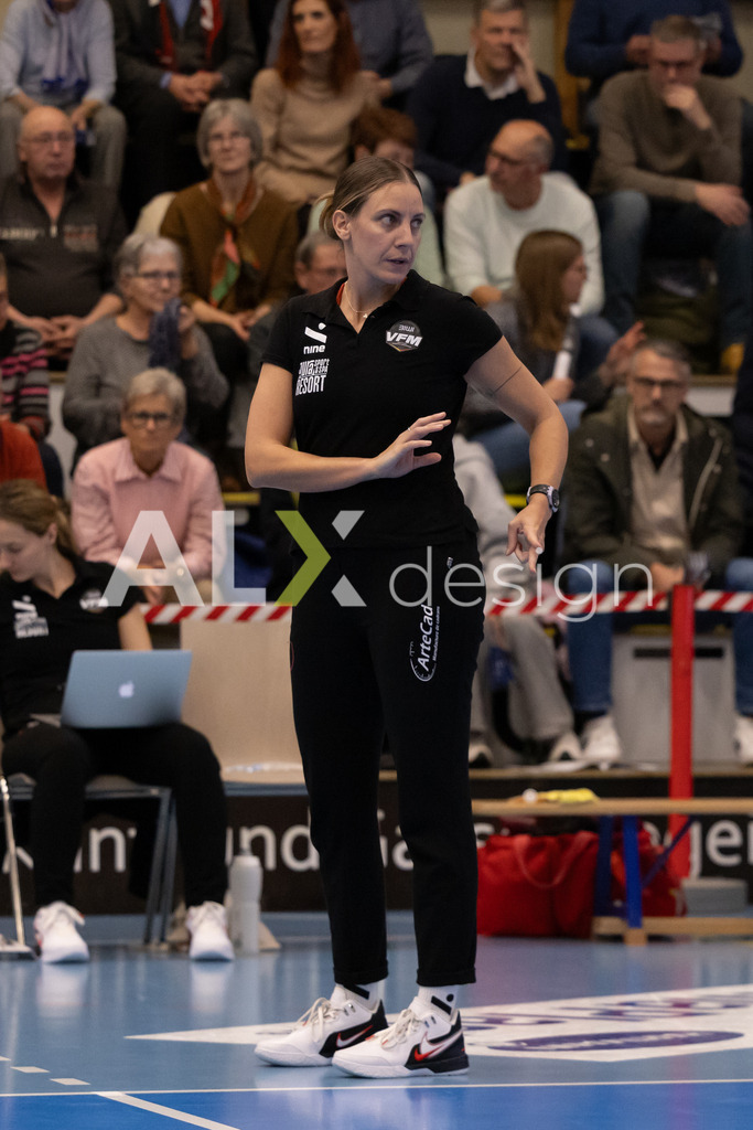Volleyball I Frauen I Saison 2025-2026 I Volleyball NLA | Women I 1/4 Finals I VC Kanti Schaffhausen - BIWI Volleyball Franches-Montagnes I 21.02.2026 | Melanie Cina (CH) (BIWI VFM) – Head Coach - Realisiert mit Pictrs.com
