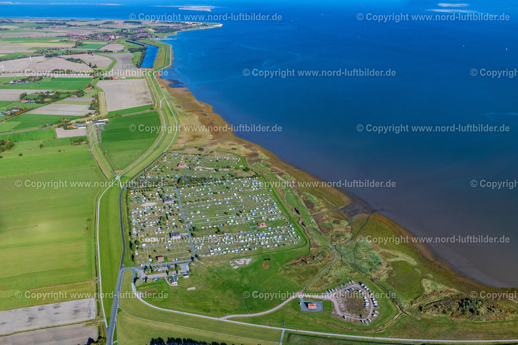 Hooksiel_Campingplatz_ELS_6112091022 | WANGERLAND 09.10.2022 Ortsansicht an der Meeres-Küste " Hooksiel " in Wangerland im Bundesland Niedersachsen, Deutschland. Weiterführende Informationen bei: Wangerland Touristik GmbH. // Townscape on the seacoast " Hooksiel " in Wangerland in the state Lower Saxony, Germany. Further information at: Wangerland Touristik GmbH. Foto: Martin Elsen