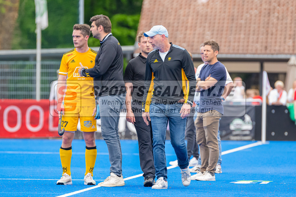 HK_20230507_108042 | 1. Bundesliaga Herren Creefelder HTC - Harvestehuder THC  am 7.5.2023 Crefelder HTC ( CHTC ), Krefeld  , Bechmann Christoph ( Trainer Harvestehuder THC ) , Thomas Hinsken ( SR )
