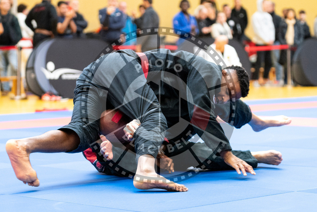 20231118PBB10730 | Fighters compete during the AJP Tour 600 Frankfurt Championship in Frankfurt/Main, Germany, on November 18, 2023.