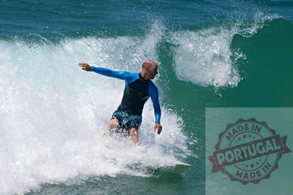 Surfer riding a powerful wave in the ocean | Athletic surfer riding a breaking wave in the ocean - Realisiert mit Pictrs.com