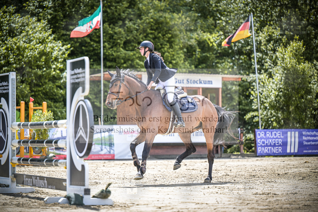 DOS_6815 | Entdecke hochwertige Reitturnierfotos von Foto Oger. Professionell, emotional und authentisch – jetzt Lieblingsmomente im Shop bestellen. - Realisiert mit Pictrs.com