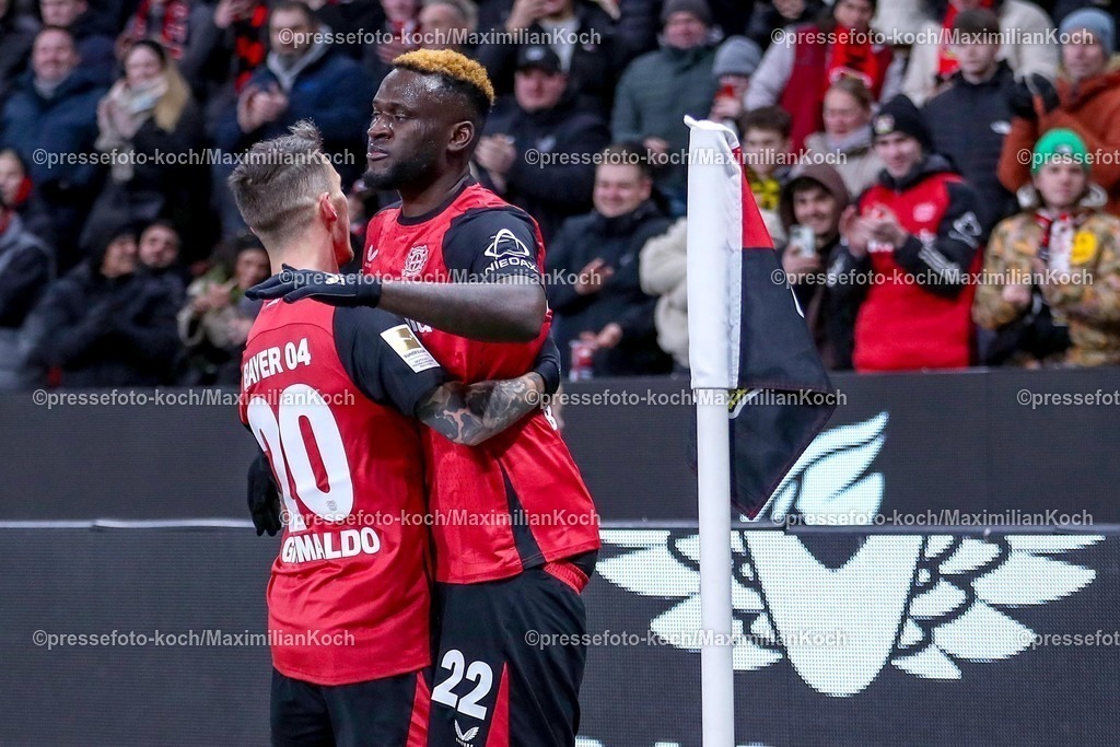 Lev02022501020 | 02.02.2025, Fußball, Bayer 04 Leverkusen - TSG 1899 Hoffenheim, 1. Fußball Bundesliga, 20. Spieltag, BayArena, Saison 2024 2025: Torjubel nach dem 1:0 durch Torschütze Victor Boniface (Bayer04 Leverkusen #22) zusammen mit Alejandro Grimaldo (Bayer04 Leverkusen #20) und Florian Wirtz (Bayer04 Leverkusen #10)DFB regulations prohibit any use of photographs as image sequences and or quasi-video.