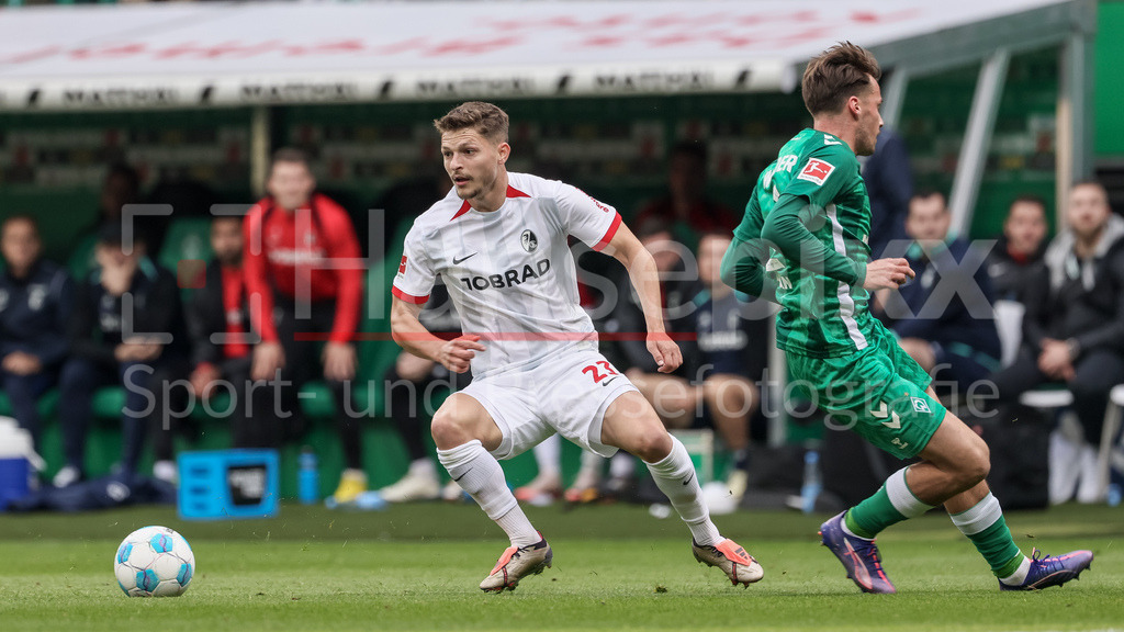 Fussball, Bundesliga, SV Werder Bremen - SC Freiburg | v.li.: Florent Muslija (SC Freiburg, 23) und Olivier Deman (SV Werder Bremen, 2) im Zweikampf, Duell, Dynamik, Aktion, Action, Spielszene, DIE DFL-RICHTLINIEN UNTERSAGEN JEGLICHE NUTZUNG VON FOTOS ALS SEQUENZBILDER UND/ODER VIDEOÄHNLICHE FOTOSTRECKEN. DFL REGULATIONS PROHIBIT ANY USE OF PHOTOGRAPHS AS IMAGE SEQUENCES AND/OR QUASI-VIDEO.