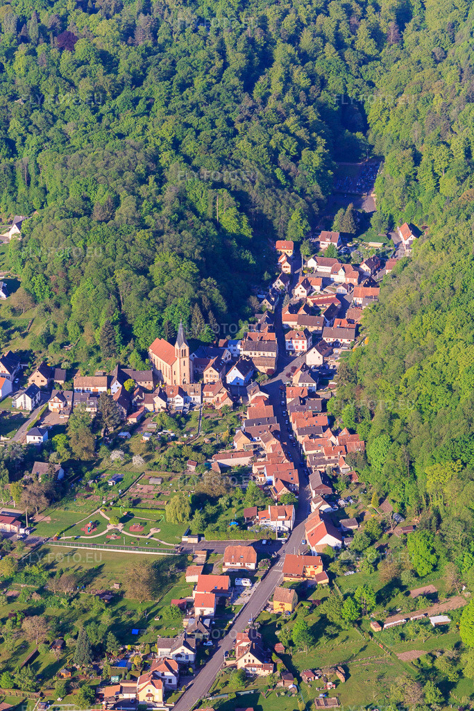 Vue aérienne: Église Sainte Marie Auxiliatrice et rue du Cimetière à Ottersthal dans le département Bas Rhin, France. Photo: IMG_145967.jpg prise le 01/05/2025 par Werner Riehm/FLY-FOTO.eu – Résolution de l'original: 3648 x 5472 px
