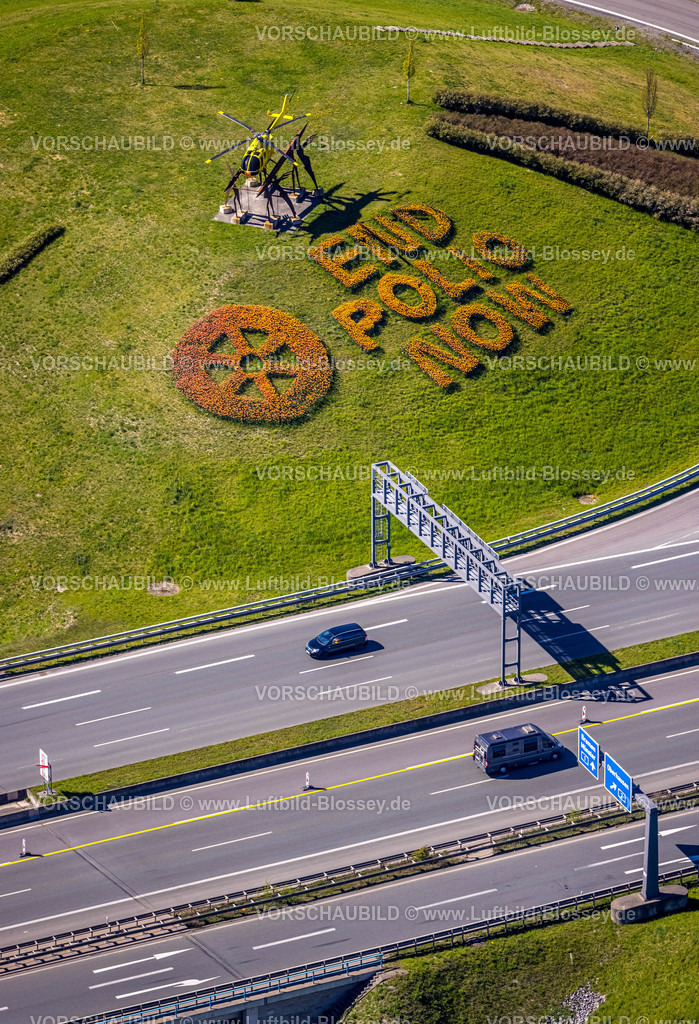 Kamen220403882Rotary | Luftbild, 20.000 Tulpen pflanzten die Kamener Rotarier am Kamener Kreuz unterhalb der ADAC-Hubschrauber-Skulptur. Sie werden in den nächsten Tagen blühen. 
Rotarys Kampf gegen die Kinderlähmung (POLIO Poliomyelitis)
Das größte Projekt, das Rotary in seiner 116-jährigen Geschichte je angepackt hat – der Kampf gegen die Kinderlähmung –, heißt PolioPlus und steht kurz vor dem Ziel: Seit 1988 gelang es mit Hilfe mächtiger Partner wie der Weltgesundheitsorganisation, den größten Teil der Welt durch massive Impfkampagnen von Polio zu befreien. Durch die großen Fortschritte der letzten Jahre rückt das Ziel in greifbare Nähe: Innerhalb der nächsten drei Jahre bis 2023 soll die Übertragungskette weltweit unterbrochen sein. , Kamen, Ruhrgebiet, Nordrhein-Westfalen, Deutschland
