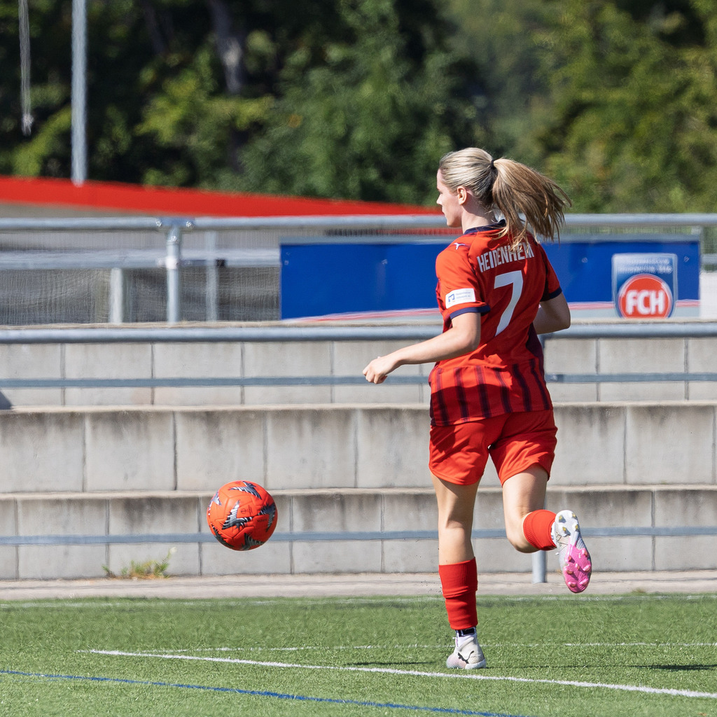 FCHSTE_250921_4368 | 1.FC Heidenheim 1846 II vs. TV Steinheim, Fußball, Frauen, Bezirksliga, 2025/2026, 2.Spieltag, 21.09.2025 in Heidenheim, Kunstrasen b. Voith-Arena West(Foto: Michael Bulling) - Realisiert mit Pictrs.com