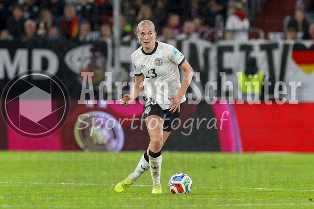 Deutschland vs Frankreich - Halbfinale - UEFA Women's Nations League | Düsseldorf, Deutschland, 24.10.25:   Camilla Küver ( Deutschland ) in Aktion am Ball, Einzelaktion waehrend des Halbfinals der UEFA Women's Nations League zwischen Deutschland vs Frankreich in der Merkur-Spiel-Arena(Foto von Brauer-Fotoagentur / Adrian Schlueter)