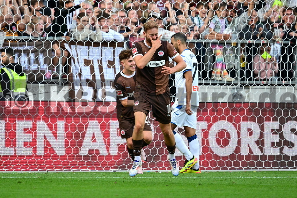 KBS Picture_FCStPauli-AtalantaBergamo_Test_052 | St. Pauli Torjubel zum 3:0 Torschuetze ist Boukhalfa Carlo (St.Pauli) ,Sportplatz :  Millerntor Stadion, - Realisiert mit Pictrs.com