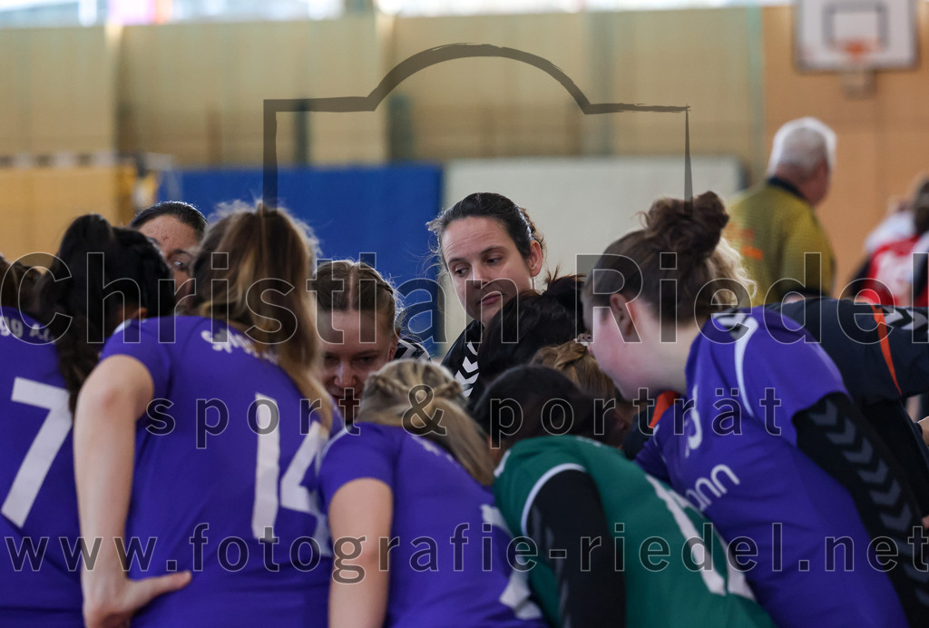 2023-03-18_006_SpVgg_Altenerding_II_gegen_HSG_Freising-Neufahrn_II | Erding, Deutschland, 18.03.2023:
Handball, Bezirksliga Frauen Altbayern 2022 / 2023, 14. Spieltag, SpVgg Altenerding II gegen HSG Freising-Neufahrn II, Endergebnis: 25:27

Trainerin Kati Gottschalk (SpVgg Altenerding)

Foto: Christian Riedel / fotografie-riedel.net