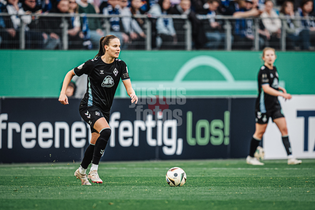 Fußball | Frauen | Saison 2024/2025  | DFB-Pokal der Frauen | Halbfinale | Hamburger SV vs. Werder Bremen | 23.03.2025 | Hanna Nemeth (#23, Werder Bremen) am Ball