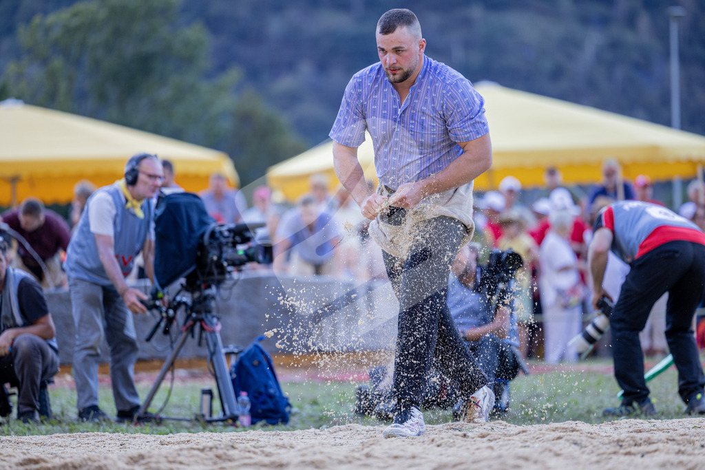 TESSINER2025_06_Gang_1537 | Die Schwinger des Schwyzer Kantonalen Schwingerverbandes: Fotos, die Dynamik und Leidenschaft festhalten, sowie emotionale Momente aus dem traditionellen Schwingsport zeigen. - Realisiert mit Pictrs.com