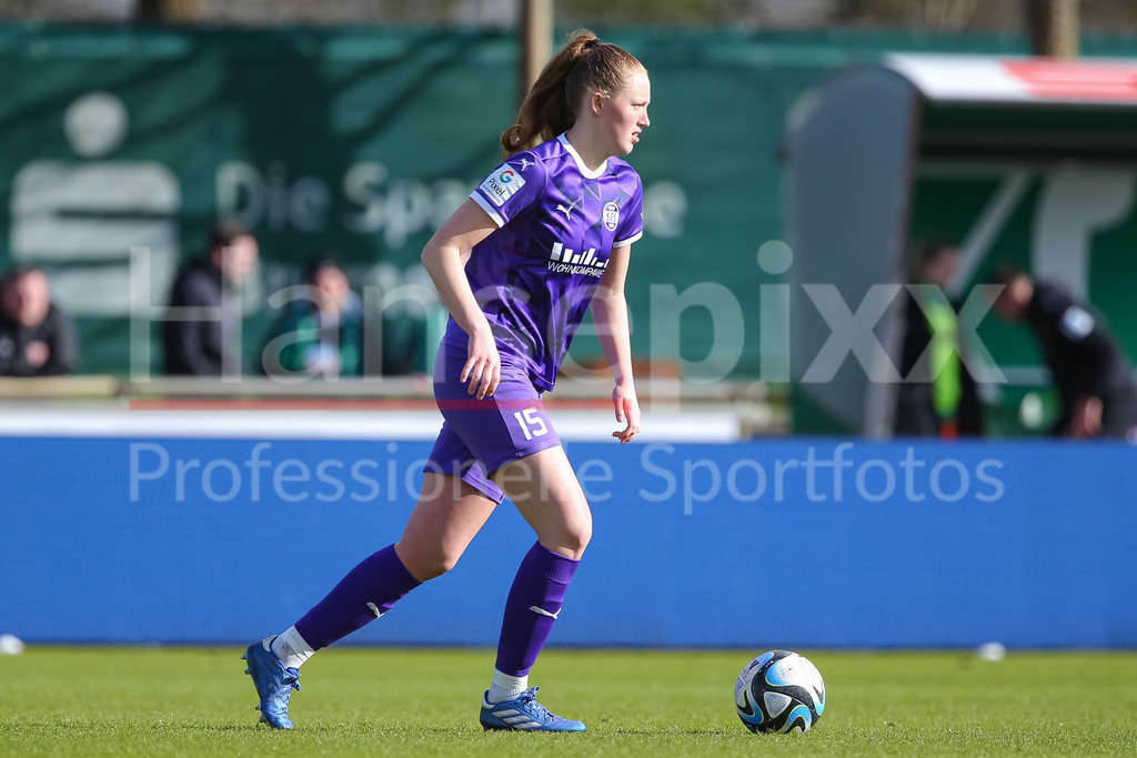 Fussball, Google Pixel Frauen-Bundesliga, SV Werder Bremen - SGS Essen | v.li.: Laura Pucks (SGS Essen, 15) am Ball, Freisteller, Einzelbild, Ganzkörper, Aktion, Action, Spielszene, DIE DFB-RICHTLINIEN UNTERSAGEN JEGLICHE NUTZUNG VON FOTOS ALS SEQUENZBILDER UND/ODER VIDEOÄHNLICHE FOTOSTRECKEN. DFB REGULATIONS PROHIBIT ANY USE OF PHOTOGRAPHS AS IMAGE SEQUENCES AND/OR QUASI-VIDEO.