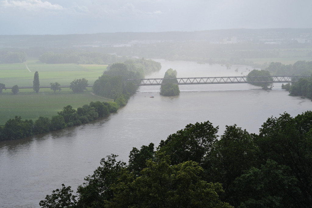 Blick von der Walhalla auf die Donau | Donaustauf, Deutschland - May 30, 2024: Blick von der Walhalla auf die Landschaft der Donau, im Unwetter. - Realisiert mit Pictrs.com