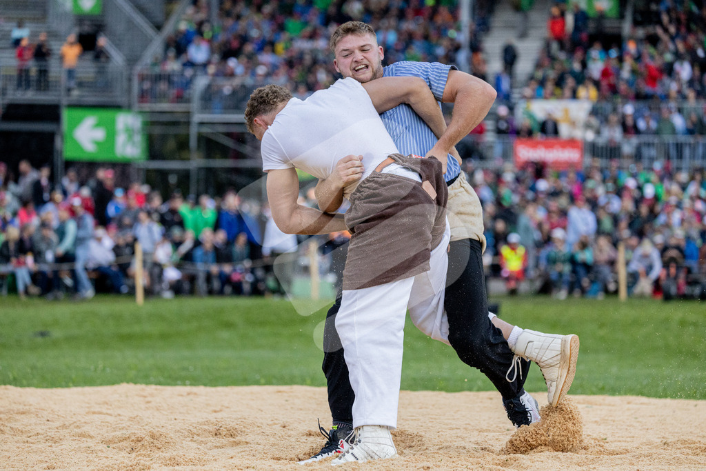 ESAF2025_05Gang_5799 | Die Schwinger des Schwyzer Kantonalen Schwingerverbandes: Fotos, die Dynamik und Leidenschaft festhalten, sowie emotionale Momente aus dem traditionellen Schwingsport zeigen. - Realisiert mit Pictrs.com