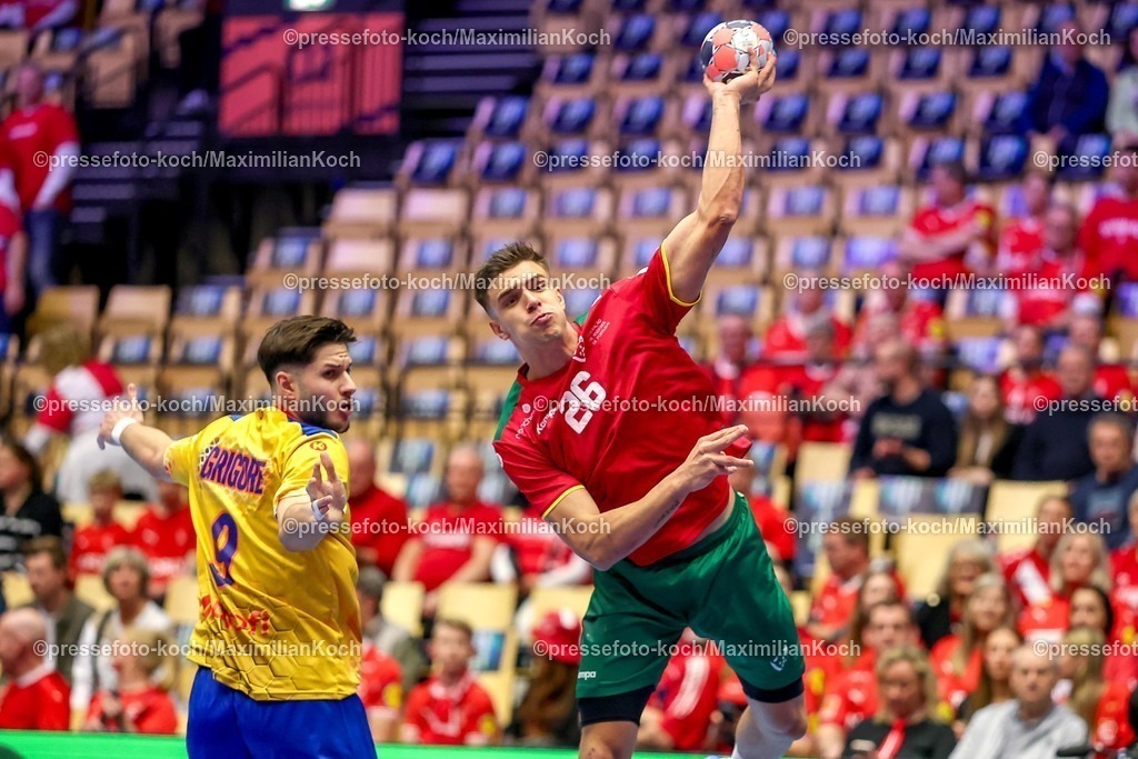 EHF16012601006 | 16.01.2026, Handball, Men's EHF EURO 2026, Portugal - Rumänien, Jyske Bank Boxen in Herning, Dänemark, Preliminary Round:  Sorin Paul Grigore (Romania #09)  Francisco Mota Costa (Portugal #26) 