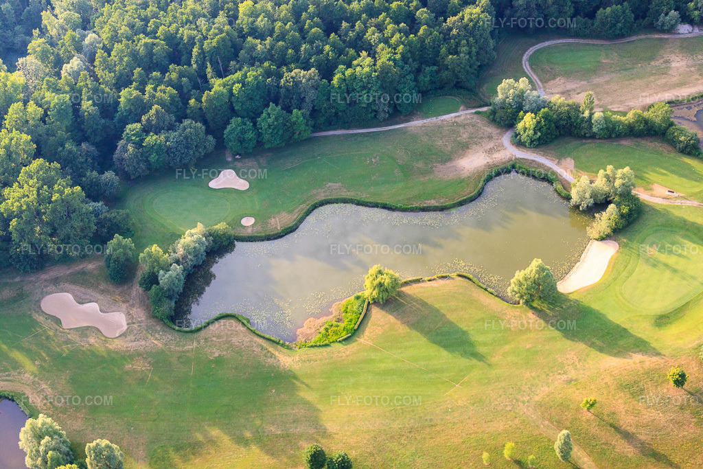 Aerial view: Ponds and greens at the Baden-Baden Golf Club Soufflenheim in Soufflenheim in the state Bas-Rhin, France. – Photo: IMG_30480.jpg taken on 07/09/2010 by Werner Riehm/FLY-FOTO.com – Resolution of the original: 4752 x 3168 px