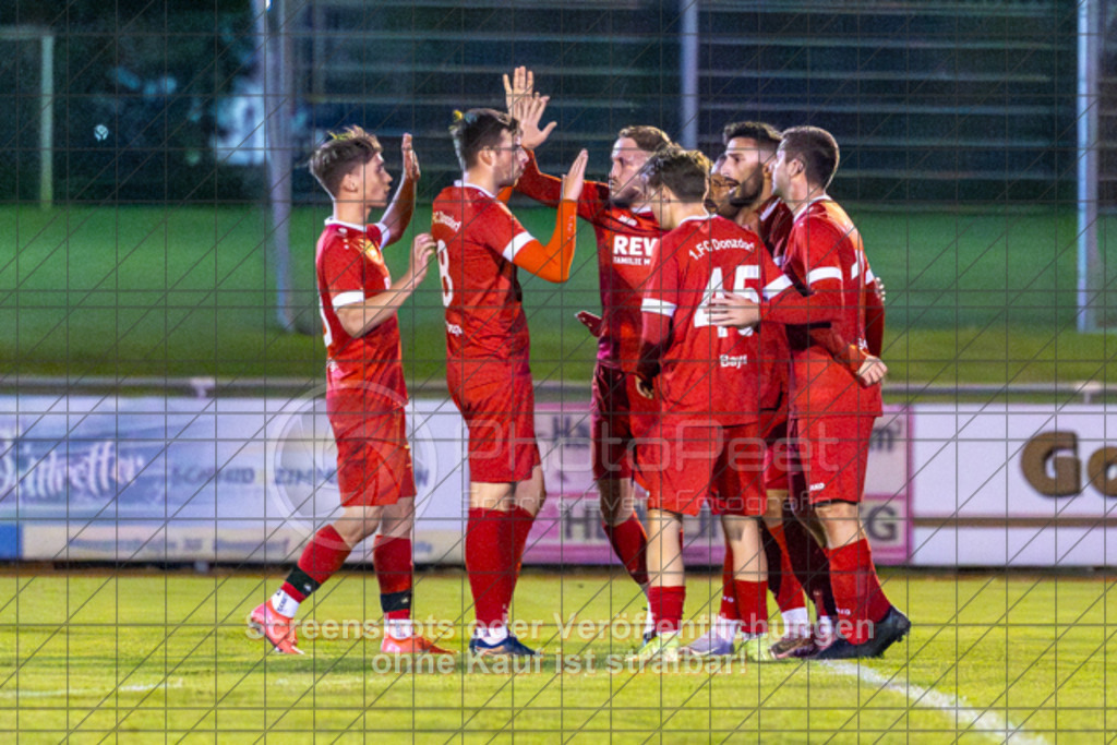 20251002_195405_0095-2 | #,1.FC Donzdorf (rot) vs. FV Faurndau (blau), Fußball, Bezirkspokal - Bezirk Neckar/Fils, 04. Runde, Saison 2025/2026, Rasenplatz Lautertal Stadion, Süßener Straße 16, 73072 Donzdorf, 02.10.2025 - 19:30 Uhr,Foto: PhotoPeet-Sportfotografie/Peter Harich