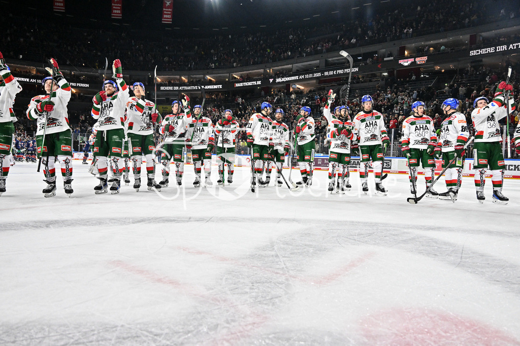 Kölner Haie - Augsburger Panther | die Panther bedanken sich bei den mitgereisten Fans nach dem Auswaertssieg in Koeln und feier zusammen den Sieg / DEL: Koelner Haie - Augsburger Panther, Lanxess Arena am 05.01.2025